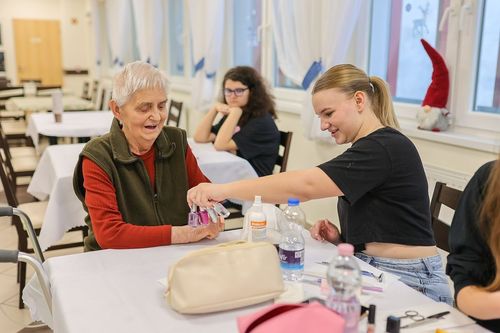 A diákok manikűrrel örvendezették meg az időseket
