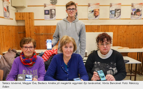 Diákok tanítják a nyugdíjasokat az internetezés titkaira Győrben