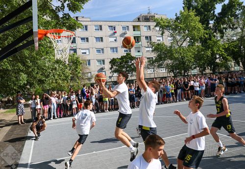 Kosárlabdapályát avattak a Móra iskolában